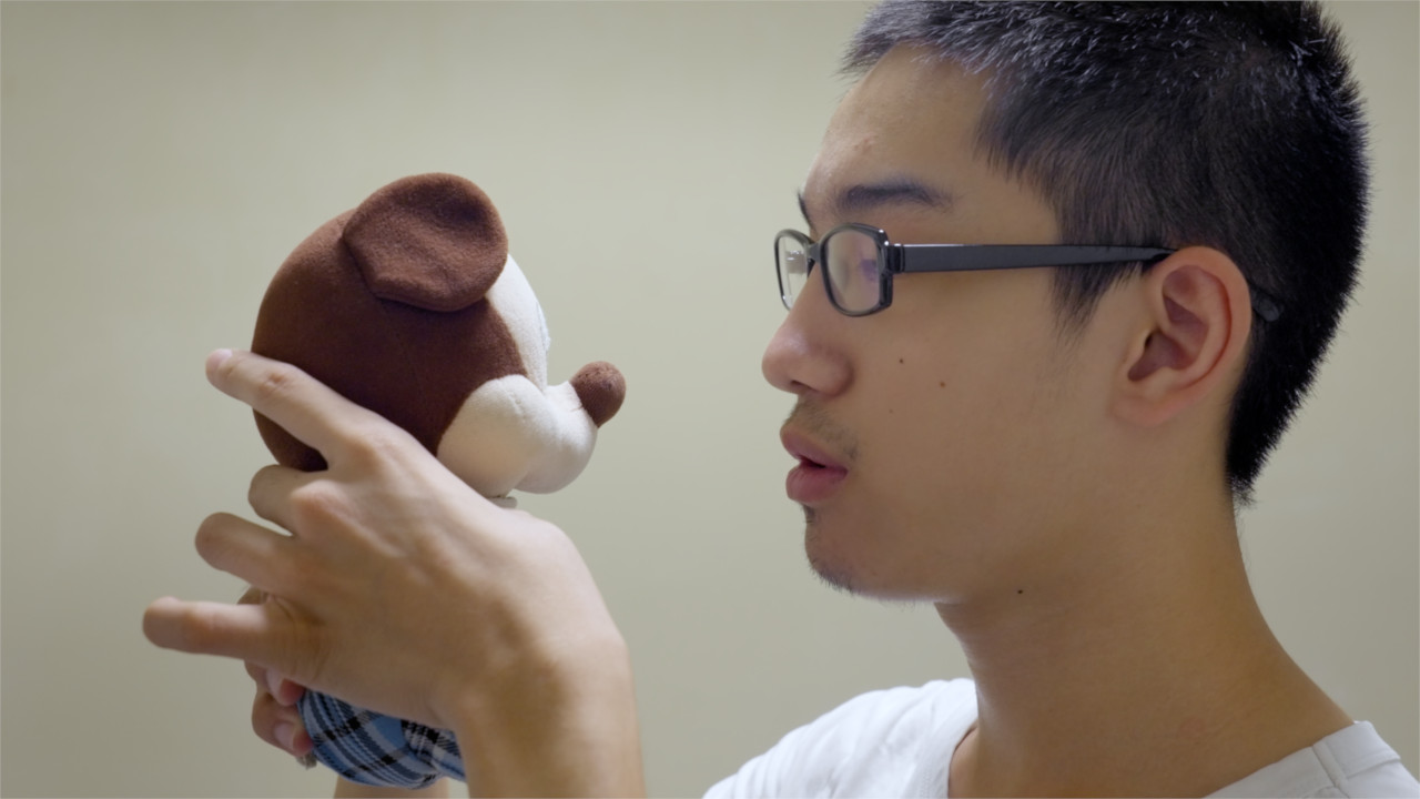 為了避免大一的固著行為，媽媽不讓大一帶米老鼠玩偶到社區居住，每逢假日回家時，大一總有好多話跟他說