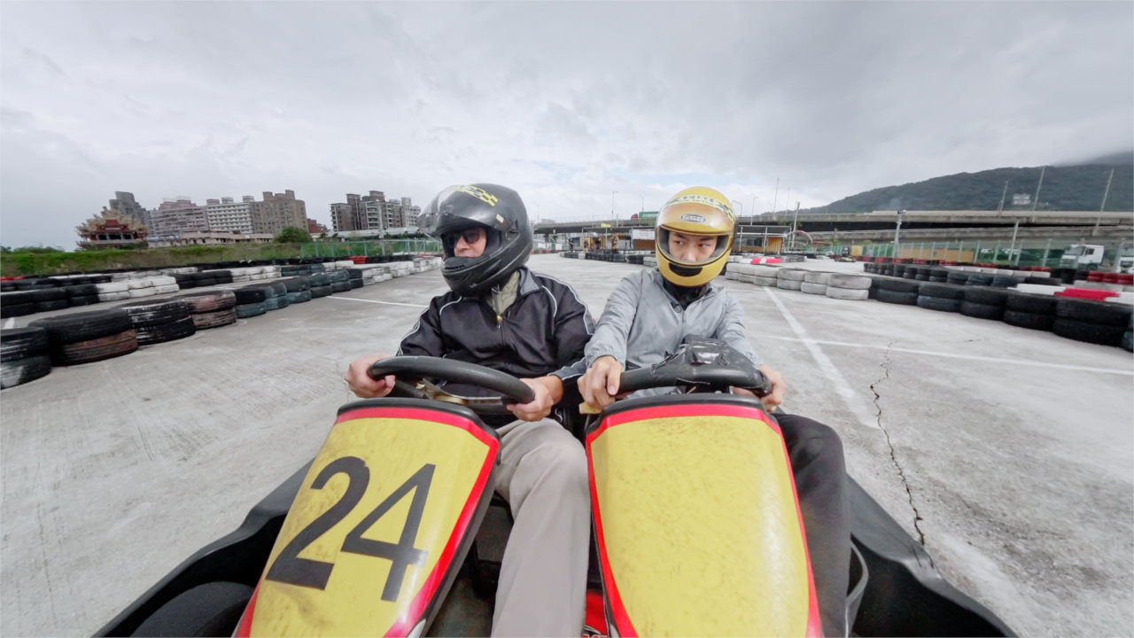 因為卡丁車的方向盤很重，大一擔心無法控制，所以讓爸爸操作方向盤，自己坐在旁邊體驗也很開心