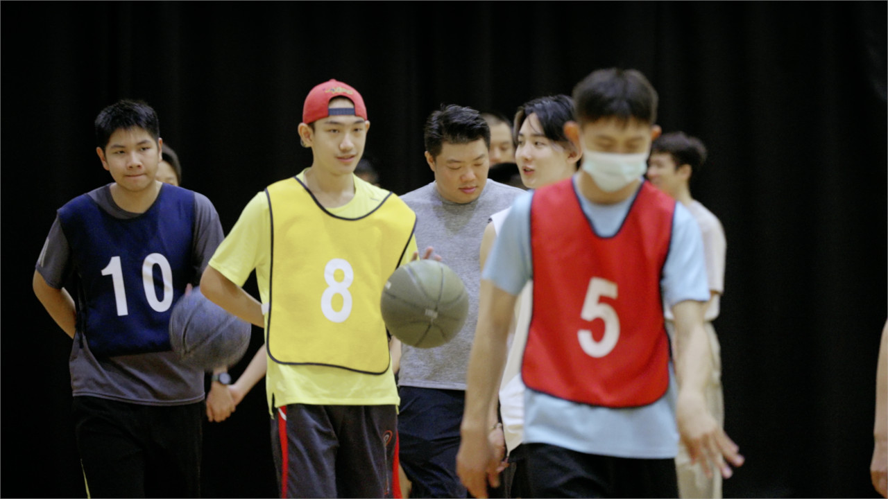 周末媽媽幫大一安排了打籃球、游泳...等課程