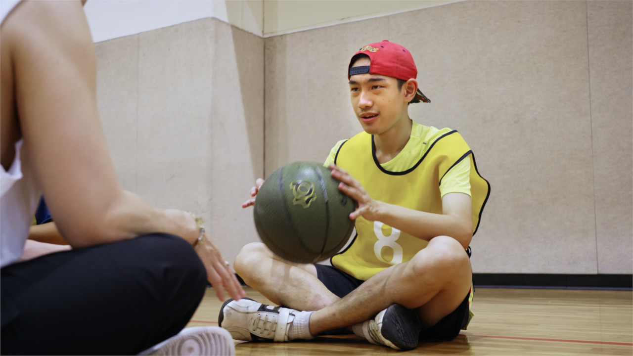 媽媽安排大一上籃球課讓他可以情緒穩定