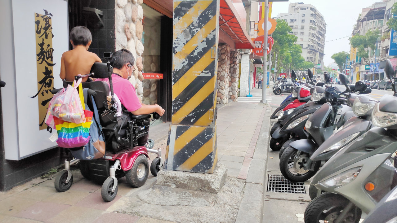 人行道空間雖足夠，但各項公共設施沒有整合，仍是輪行的一大阻礙