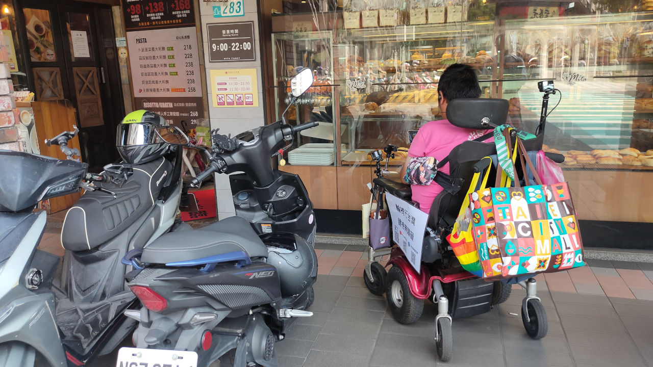 停滿機車的騎樓，是行人與輪椅使用者的地獄