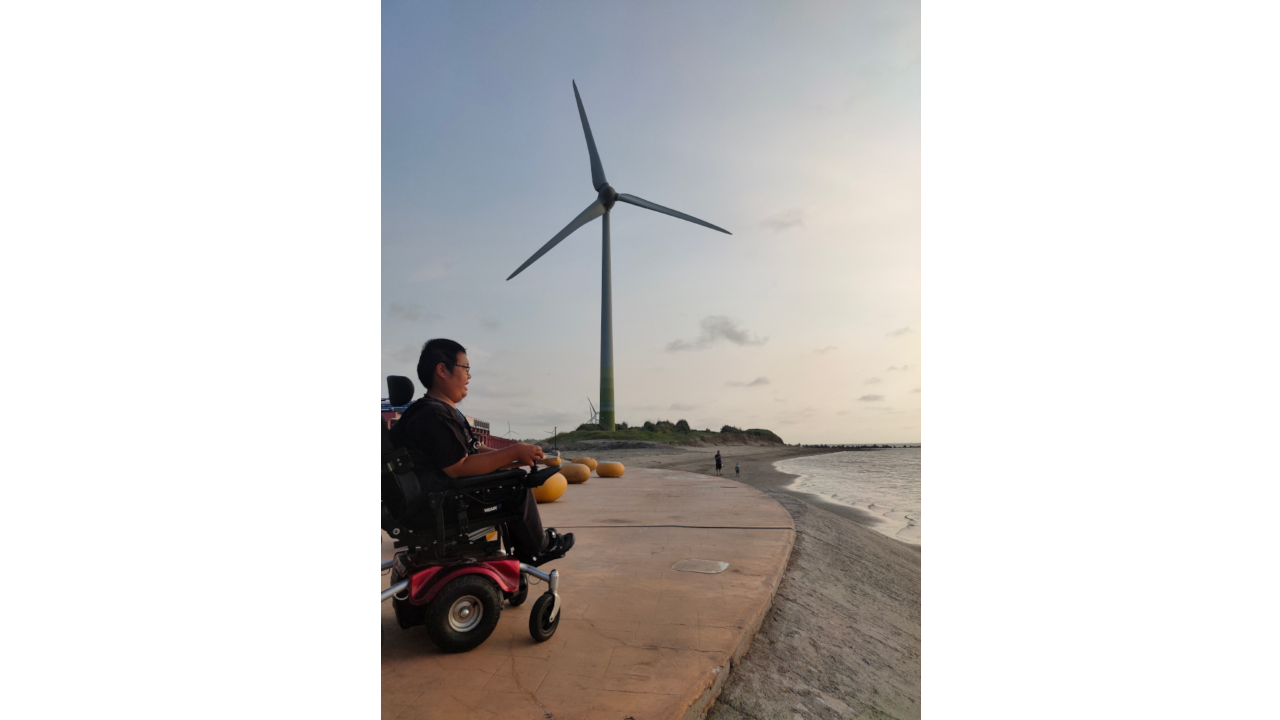 輪椅環島的休息日，小齊來到台中大安的海邊