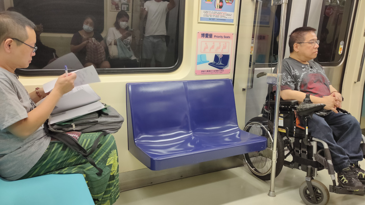 Vincent跟Great兩個年過半百的男人，為一場婚禮跑了七、八間場地，尋找適合輪椅者的婚宴場地