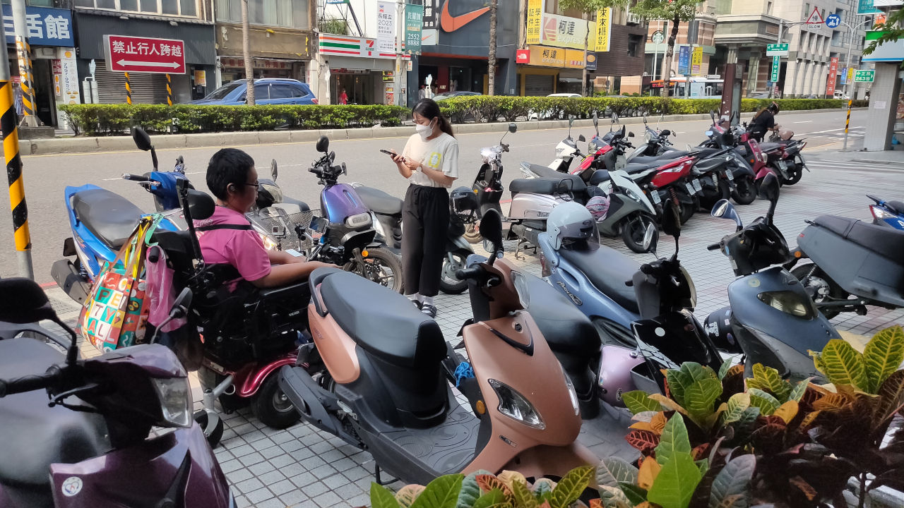 人行道停滿的機車讓輪椅寸步難行