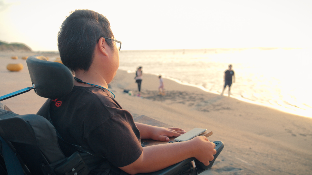 因身體的因素，小齊從小到大都沒有到海邊玩過，望著沙灘玩耍的一家人，讓他感慨萬千