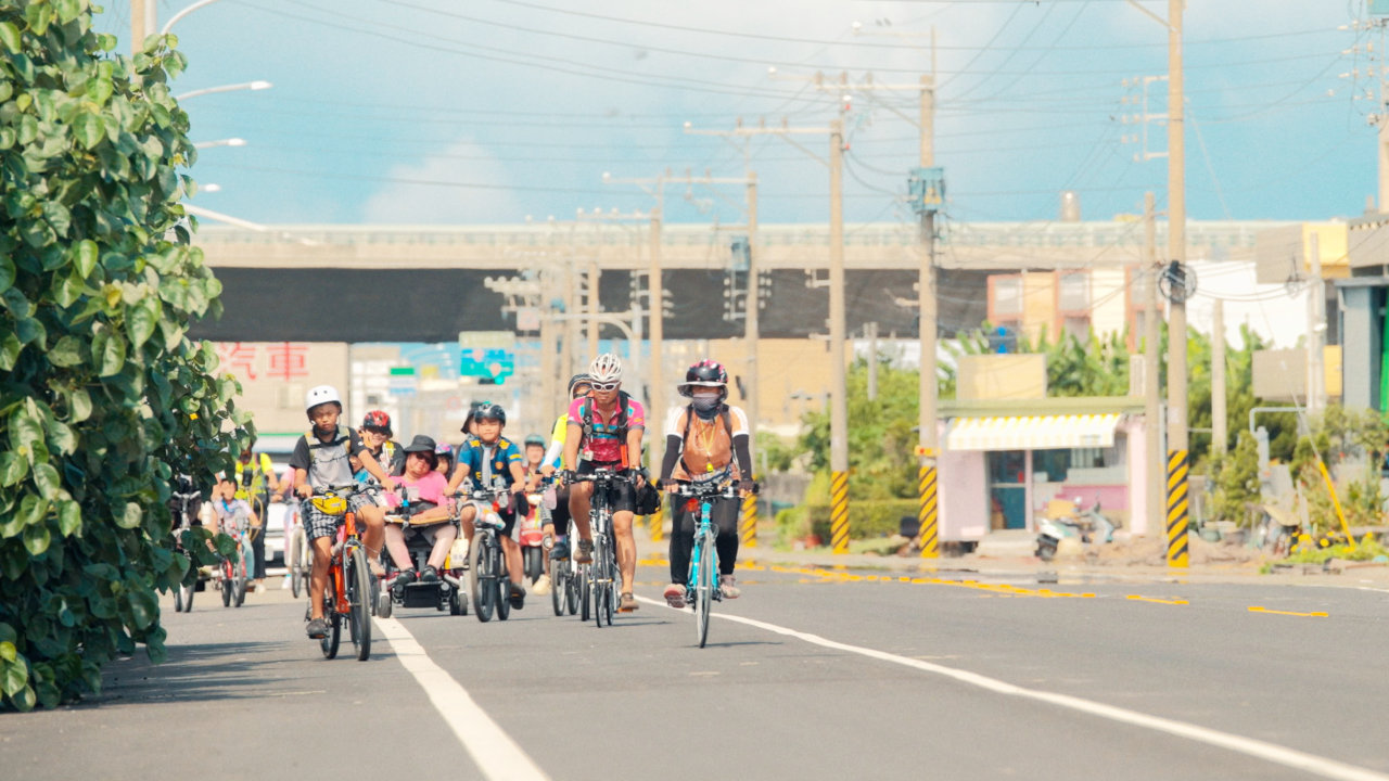 環島的每個早上，小齊都與暖暖蛇自學團成員們一起出發，開始這一天的行程