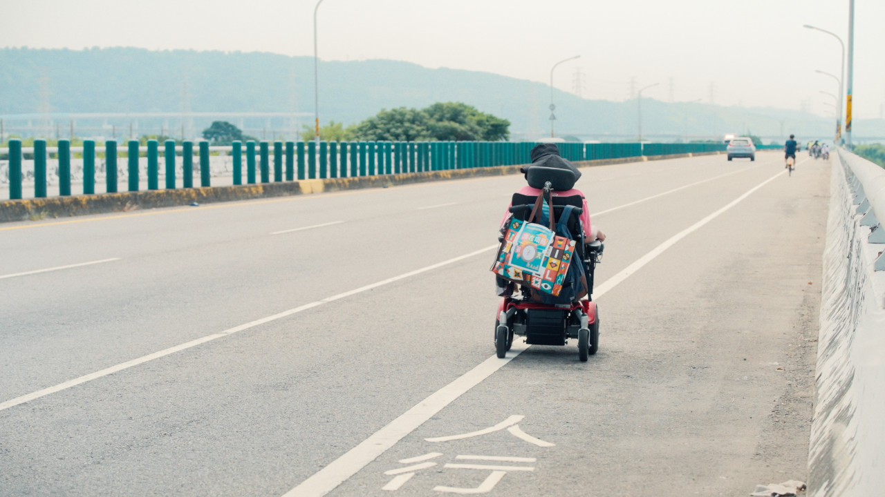 小齊與自學團的成員每日清晨一起出發，因輪椅的速度跟不上腳踏車，最後剩下小齊跟外傭莉亞兩人看地圖趕路