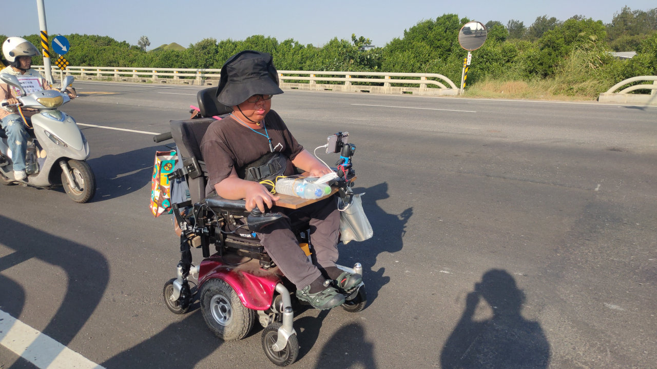 炎熱的天氣讓早起出發的小齊，昏昏欲睡