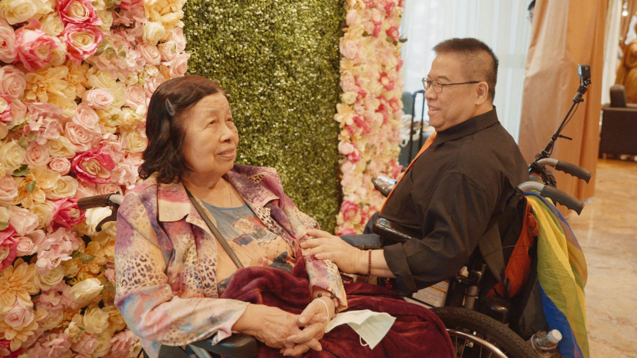 智堅的媽媽並沒有因為他身體的狀況特別對待，反而是嚴格訓練他什麼都自己來