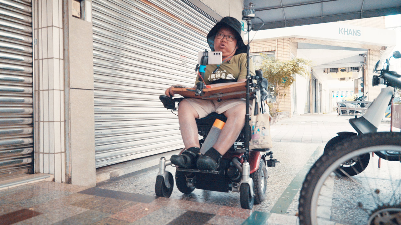 臺灣的騎樓不是堆滿雜物，停滿機車，就是沒有整合，有高低差