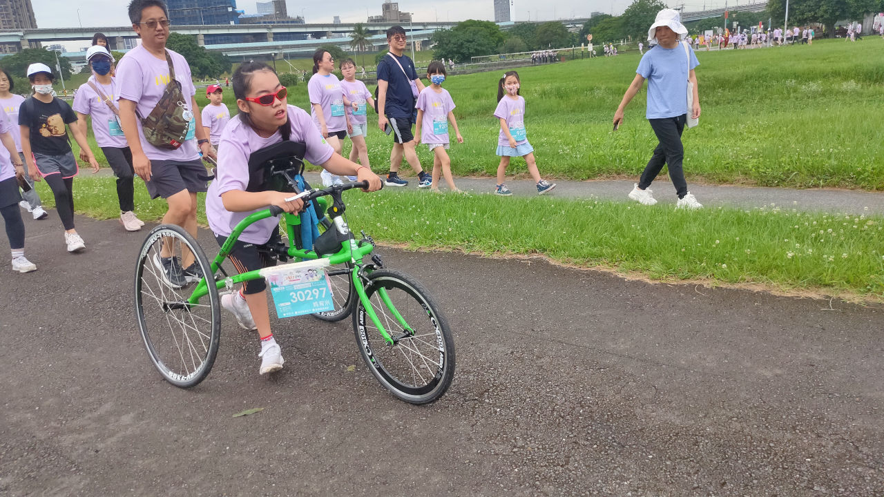 不會走路，卻會跑步的小米，常常參加國內的路跑