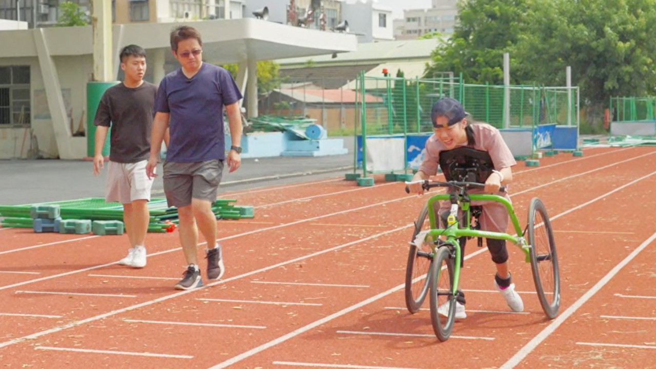 小米的爸爸透過每週兩堂的學校體育課協助小米訓練