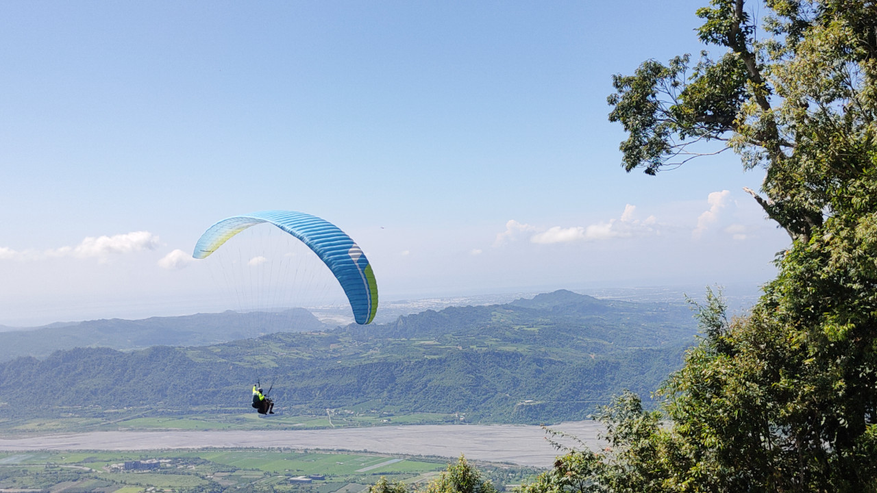 小米想要挑戰飛行傘，她說感覺在飛行傘上面，能夠看到不同的視野
