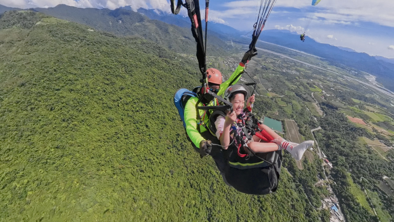 小米說坐上飛行傘的自己很像放大版的小鳥