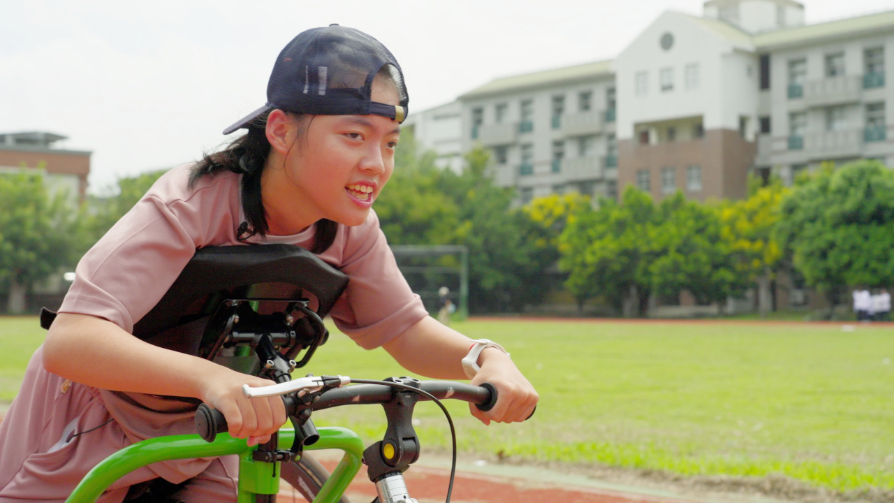 小米在體育課時練習競速車