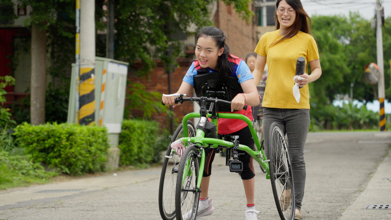 小米的媽媽每天不管多忙多累，都一定要陪著宥米在馬路上練習一段路程