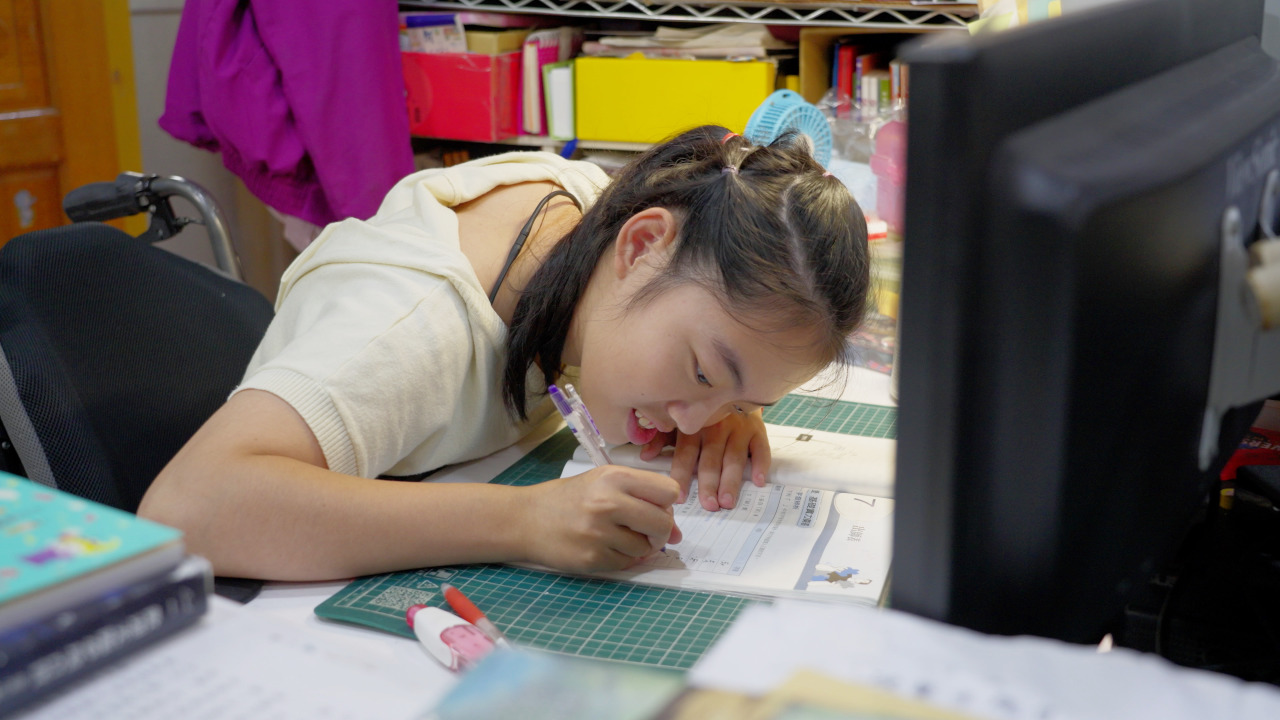 小米從出生就有斜視，所以她有時候反而是斜一邊 ，才能把字看得更清楚