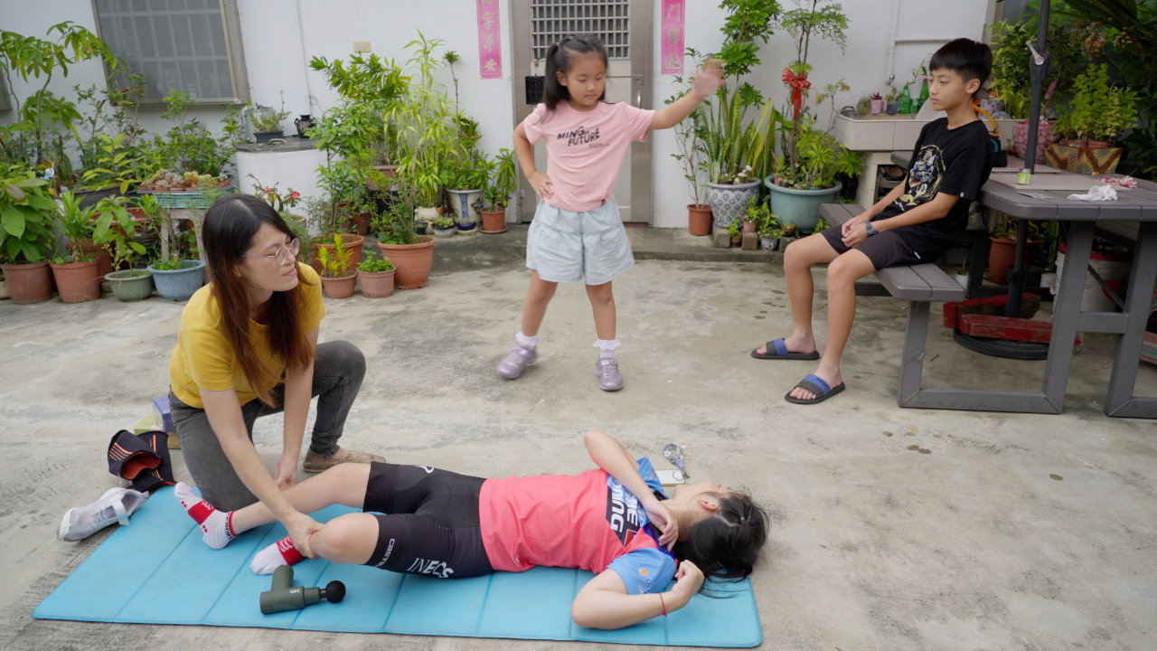 練習後的放鬆肌肉讓小米哀哀叫，妹妹跳舞轉移他的注意力