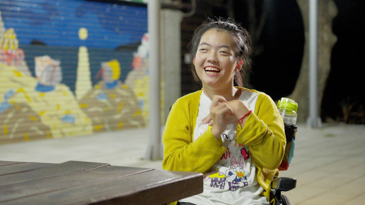 談到要去飛行傘時小米眼睛都笑彎了