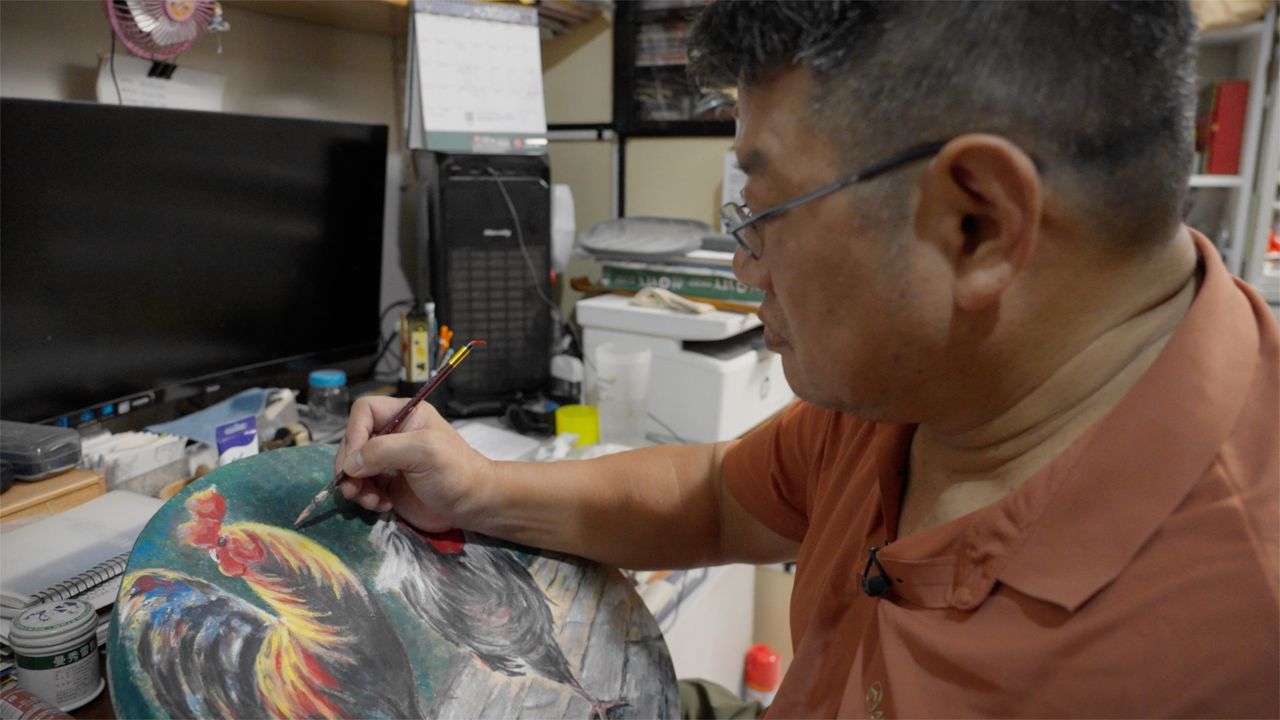 李坊良小時候因為小兒麻痺無法上體育課只能在教室畫海報