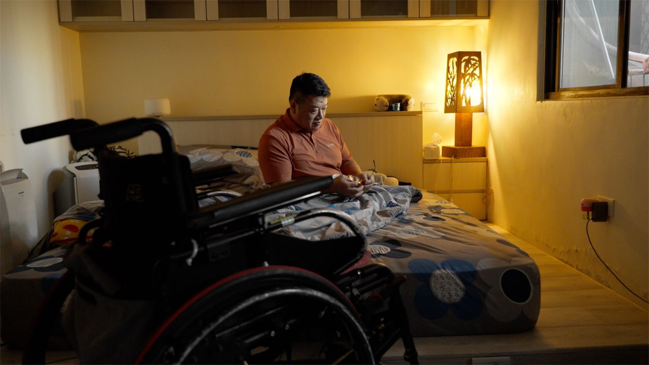 李坊良三歲時趕上小兒麻痺的大流行，突然間雙腿就不能走了