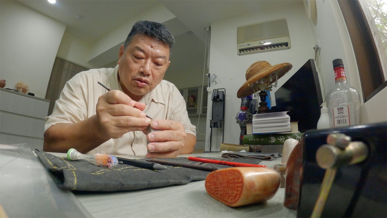 李坊良擅長畫畫、木雕、刻印章