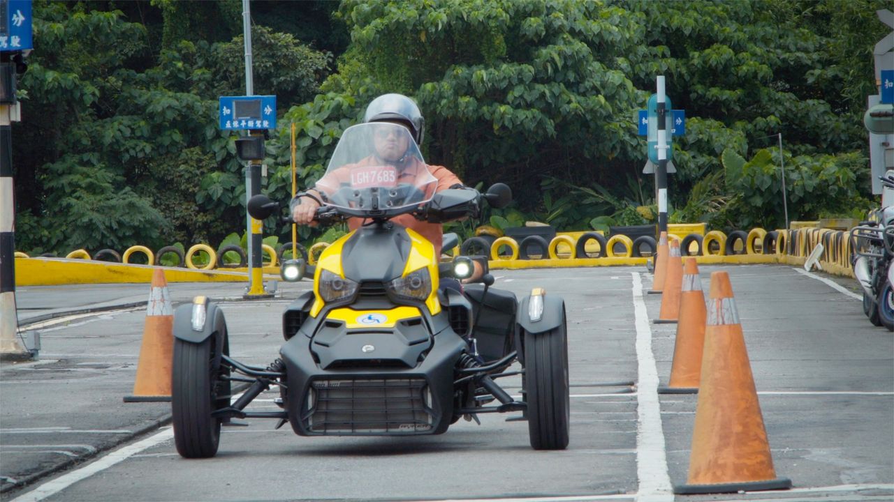 坊良在駕訓班練習重機