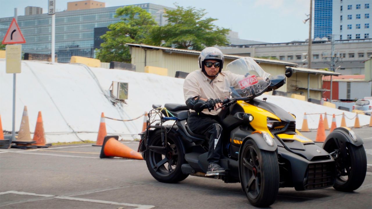 坊良考駕照時因為太緊張，所以考了兩次才通過