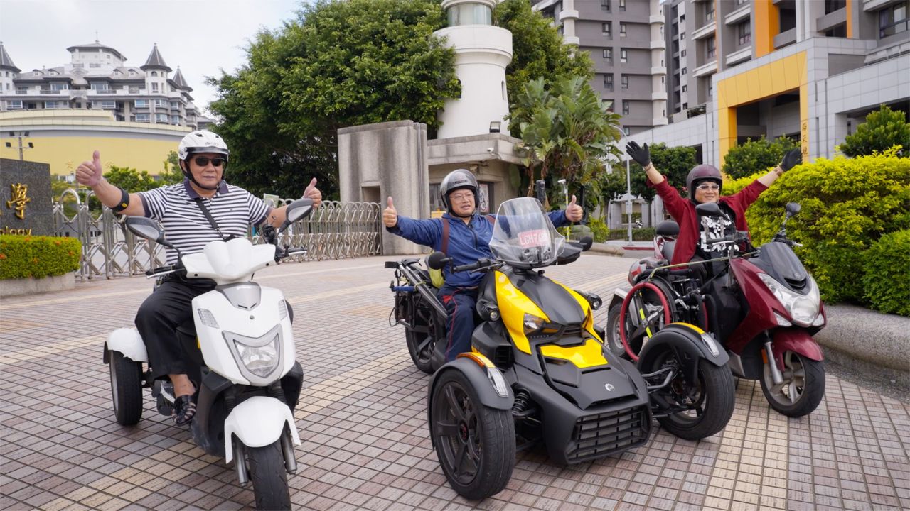 坊良邀約其他考上駕照的身障朋友一起租重機輪流上路