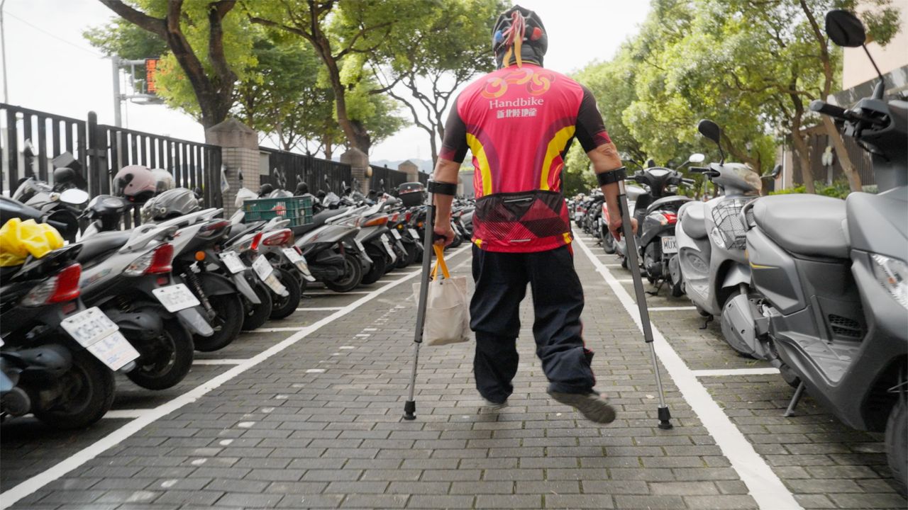 坊良藉由拐杖可以走小段路