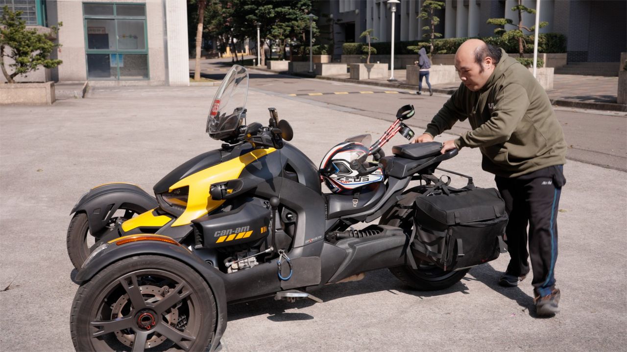 身障車友考照時需要不斷的練習才能在30秒內上車