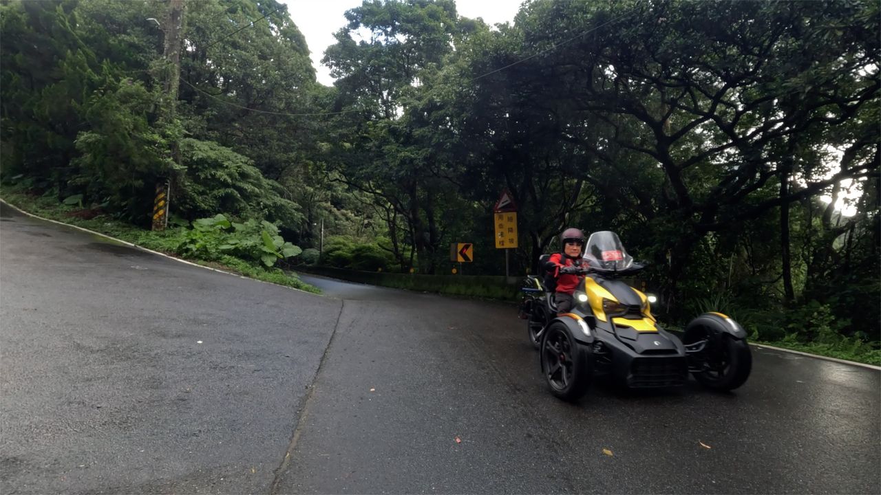 車友劉文章馳騁在巴拉卡公路