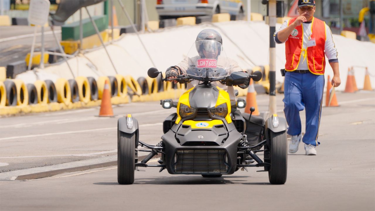 政府一通過身障者可以考重機駕照時，坊良馬上去考