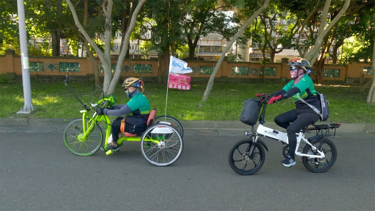 假日坊良跟太太秋子常常騎車到處走走
