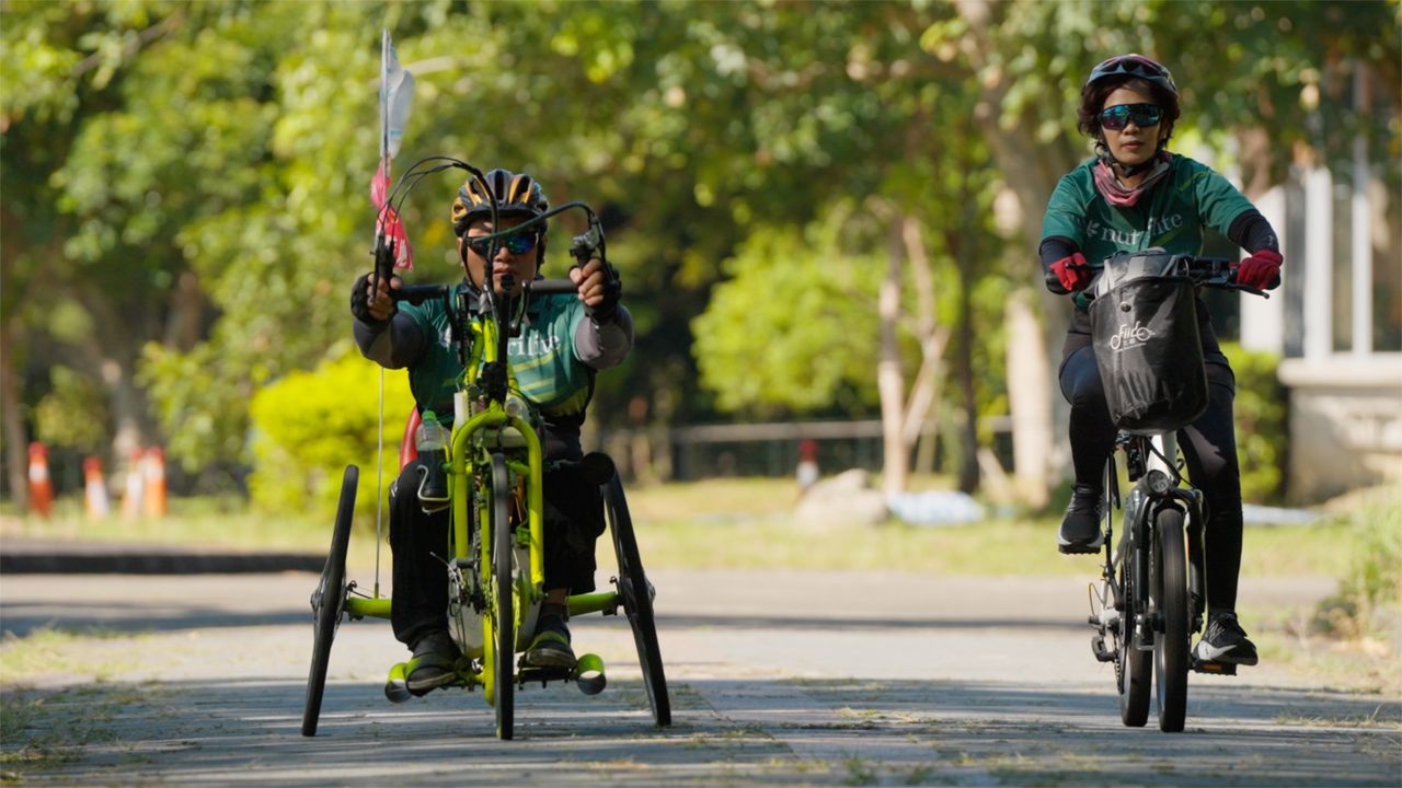 從里長退休後，坊良假日都會跟太太秋子一起去騎車