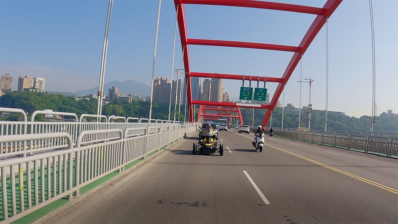 許朝富夫婦騎乘重機從淡水出發