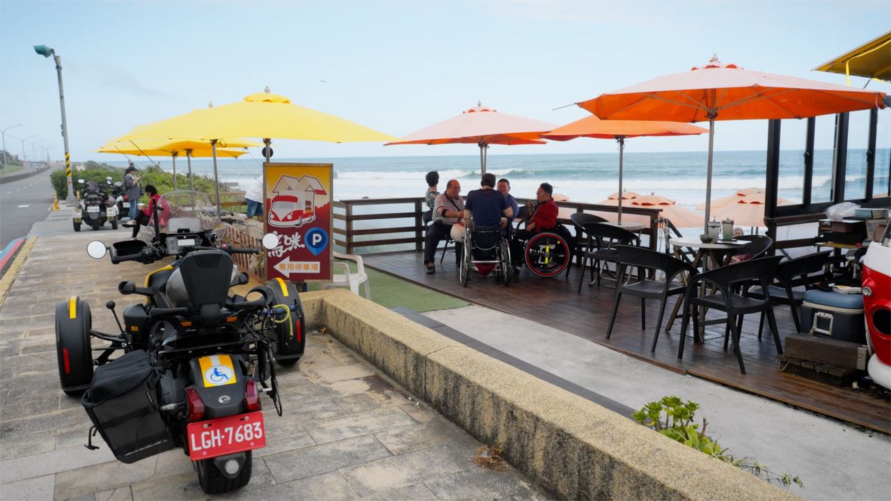 跟車友一起騎車馳騁北海岸吹著海風喝咖啡