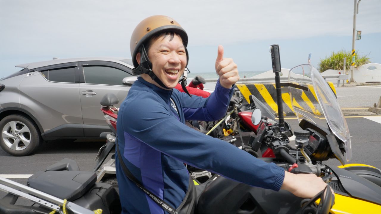 輪到車友文郡騎乘重機時他很開心