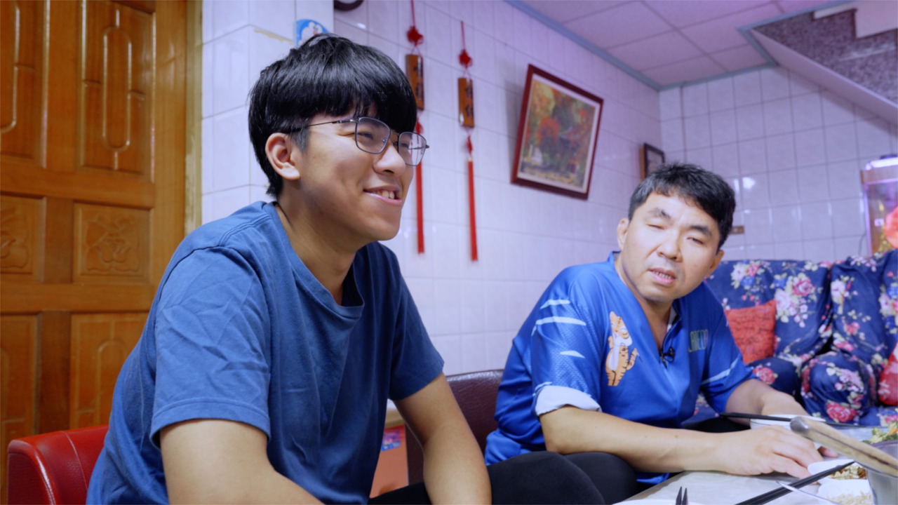 家興因視網膜剝離失明，因此從小特別注意孩子的視力狀況