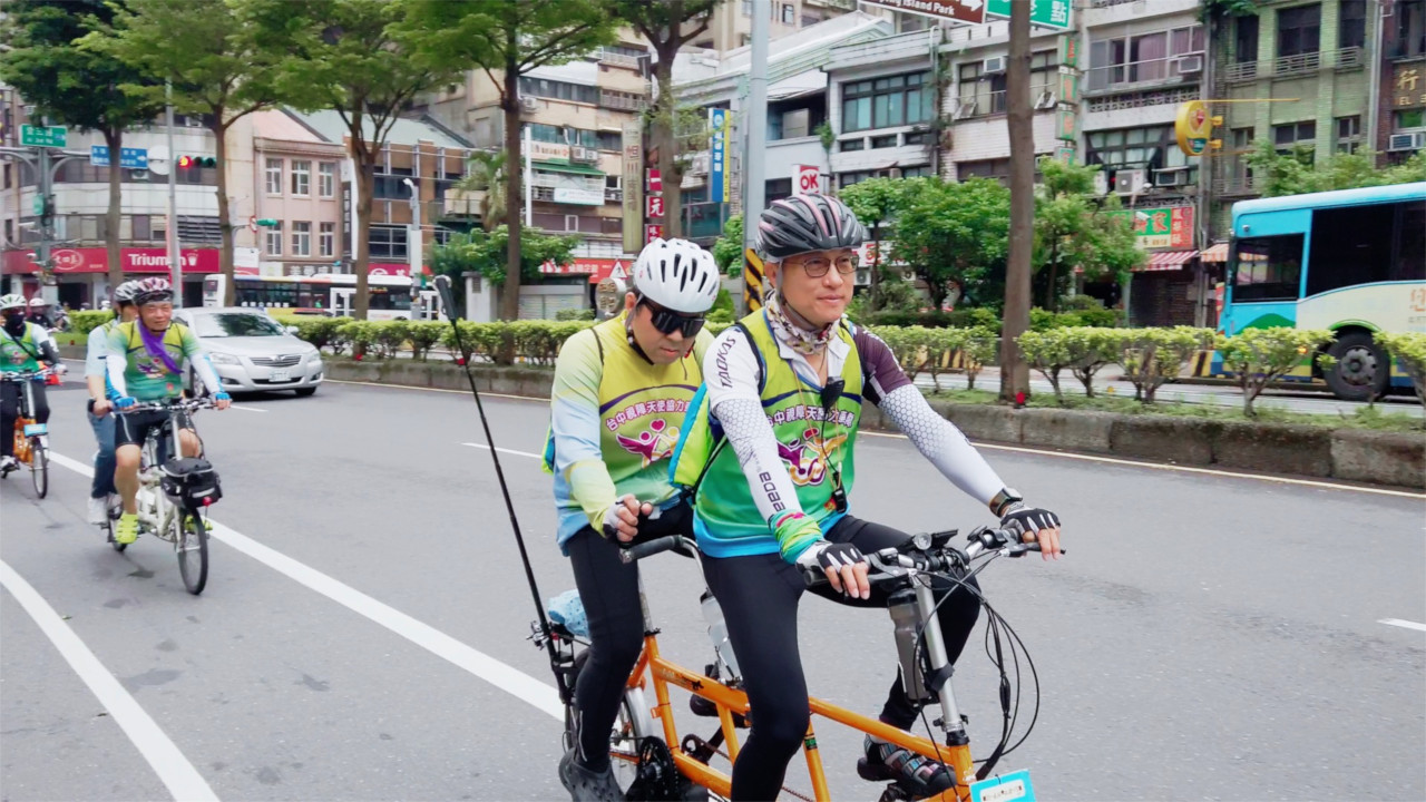失明之後發現視障可以騎協力車，讓家興重拾騎腳踏車的樂趣