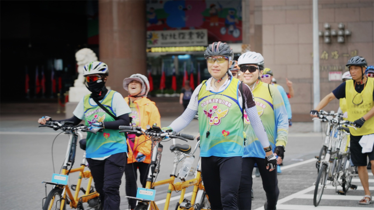 在志工的協助下，視障朋友可以騎協力車，到處去玩