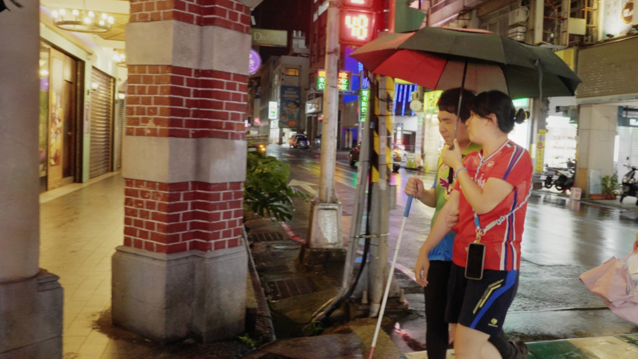 與志工一起參加活動，一起吃喝玩樂，就跟家人一樣