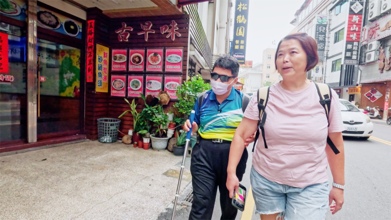 視障朋友生活中常遇到許多友善的路人願意協助