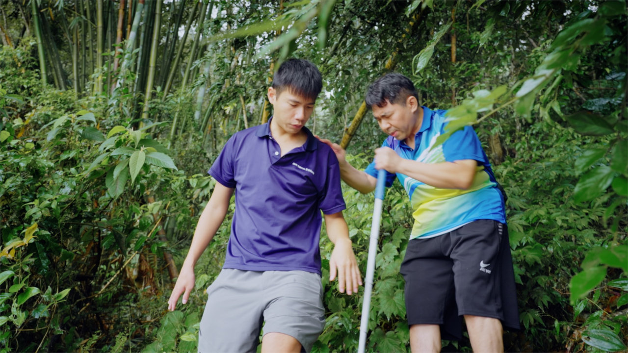 走在陡峻的山路上，教練小心翼翼的引導著家興