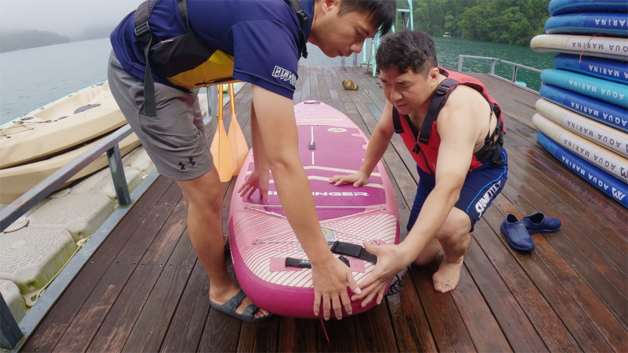 體驗立槳前，教練先帶家興觸摸，了解立槳板的結構