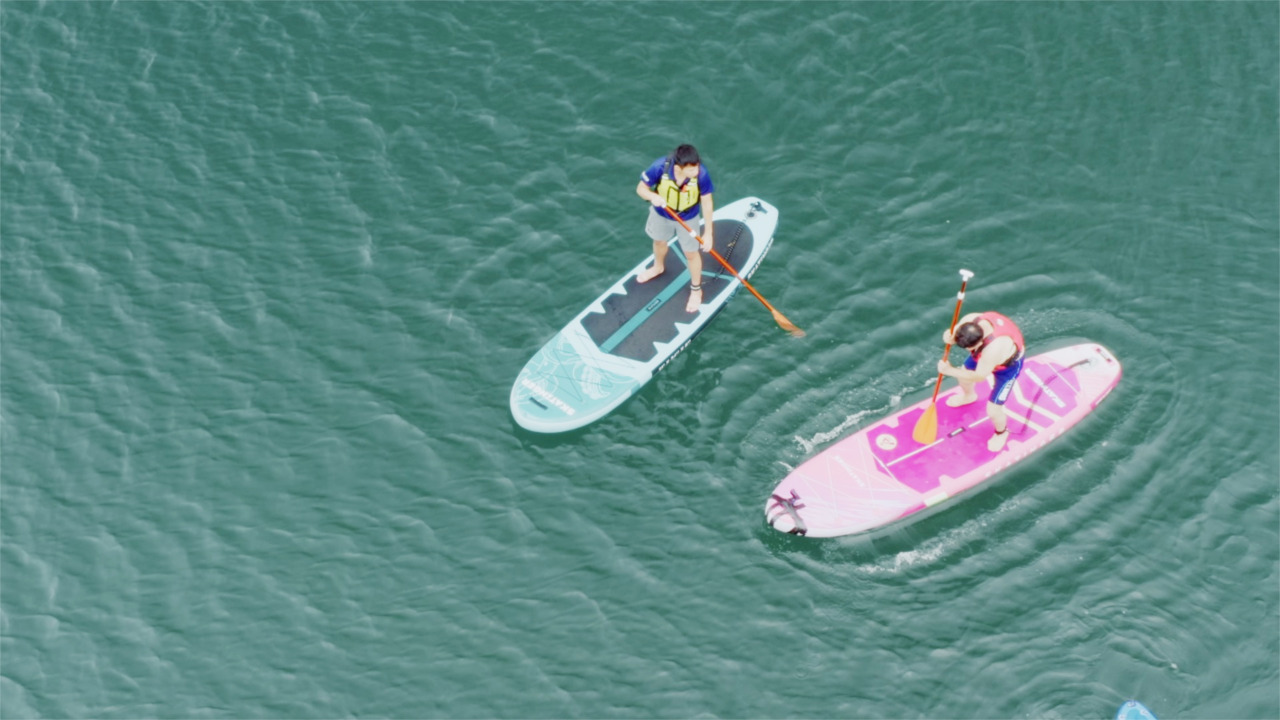 在教練的鼓勵下，家興在搖搖晃晃中站起來