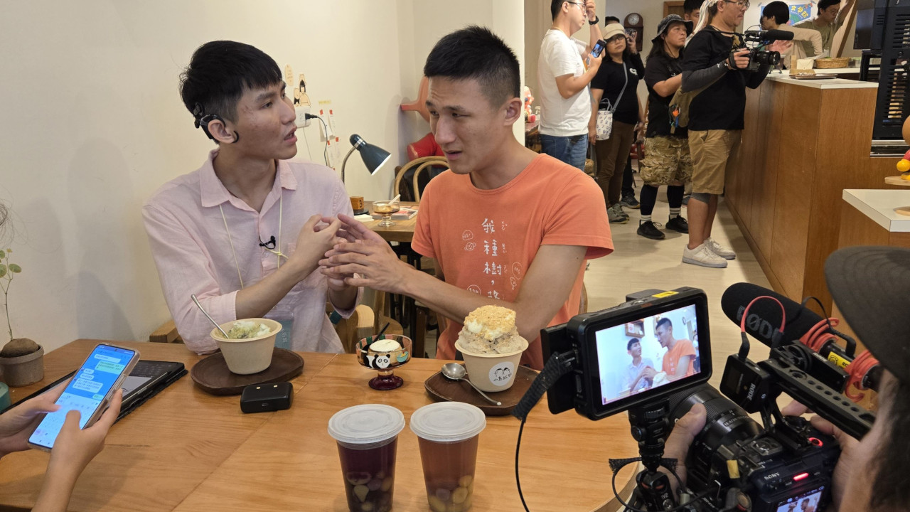 手指語是在對方的手背上打點字