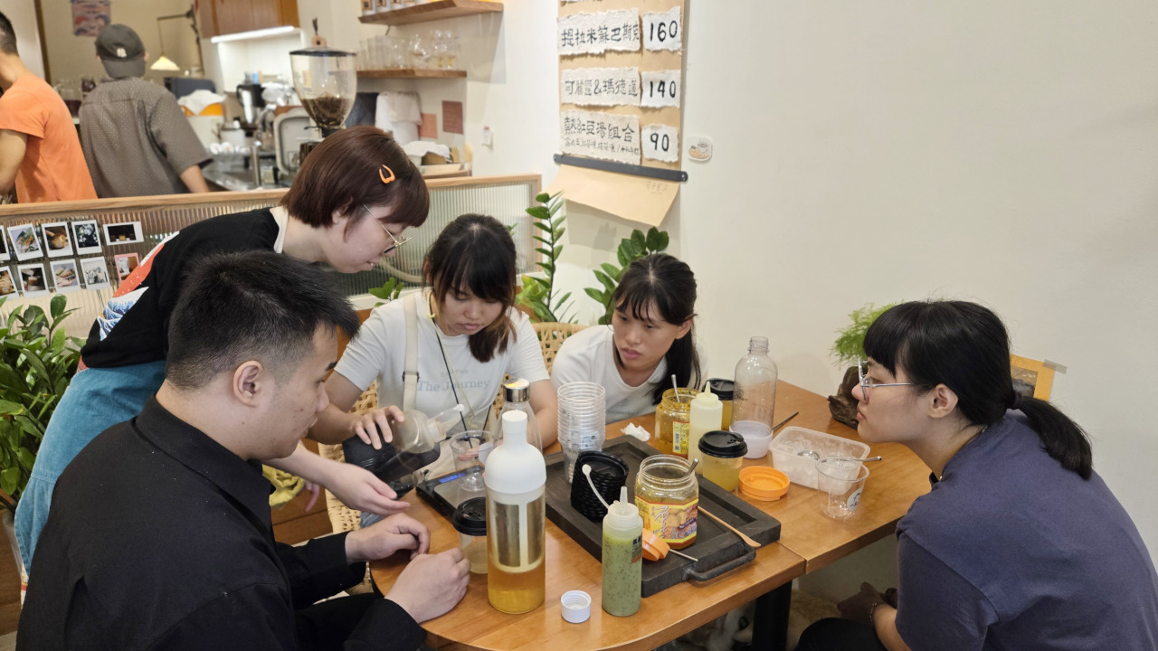 冰店店員協助視障朋友調飲料