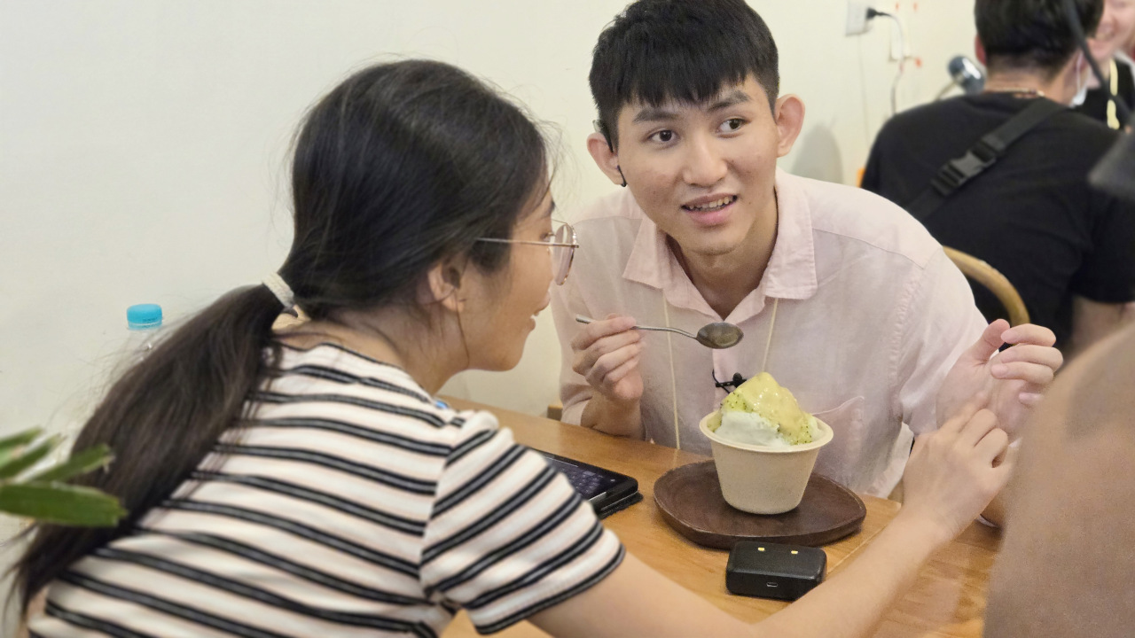 明眼夥伴在靖騰的手上寫注音跟靖騰溝通